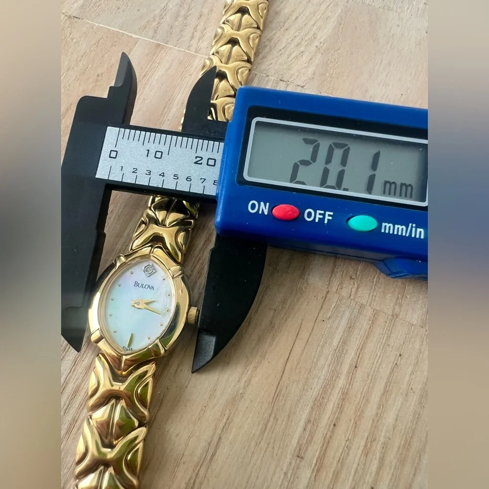 Bulova ladies oval gold tone dress watch NEW BATTERY